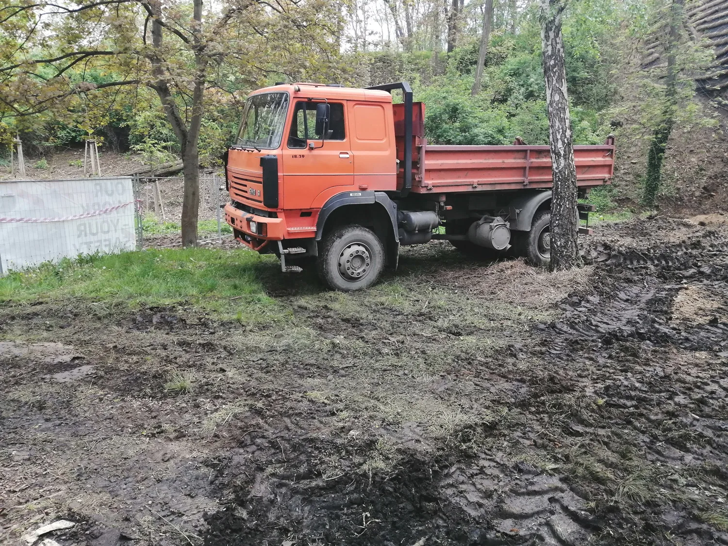 Nakládka materiálu na sklápěč při přepravě